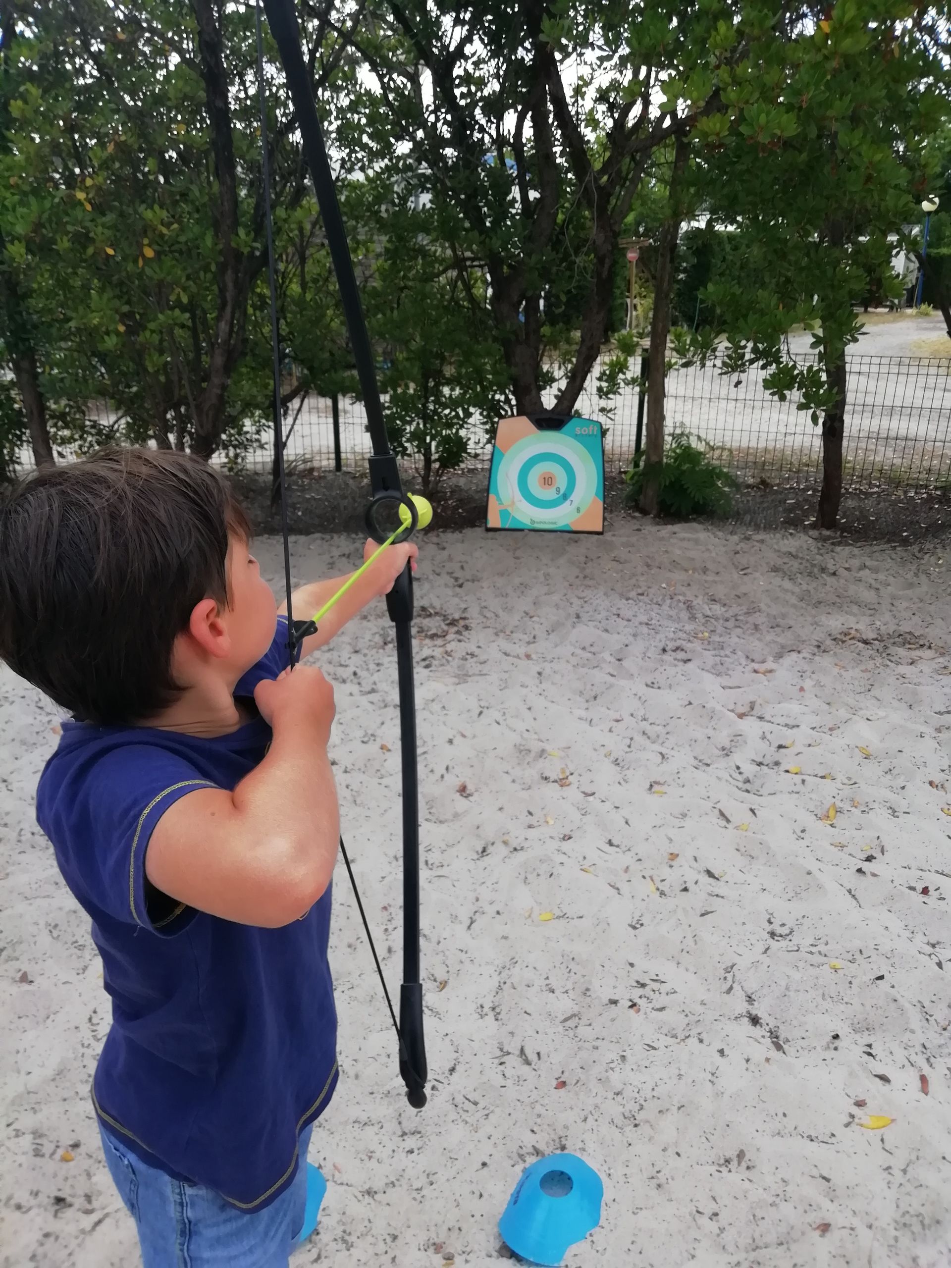 Enfant qui tir à l'arc
