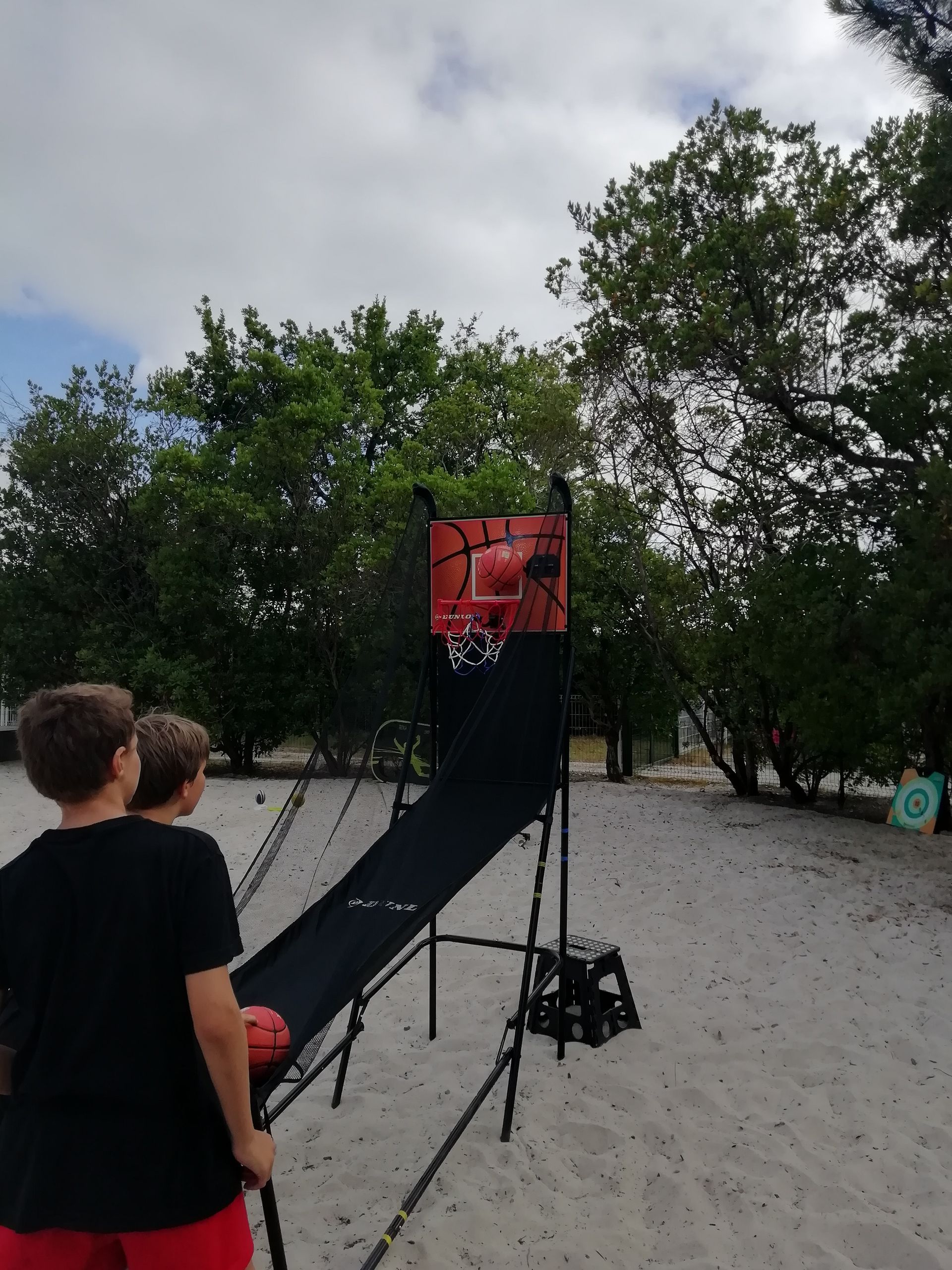Des enfants qui jouent au basket