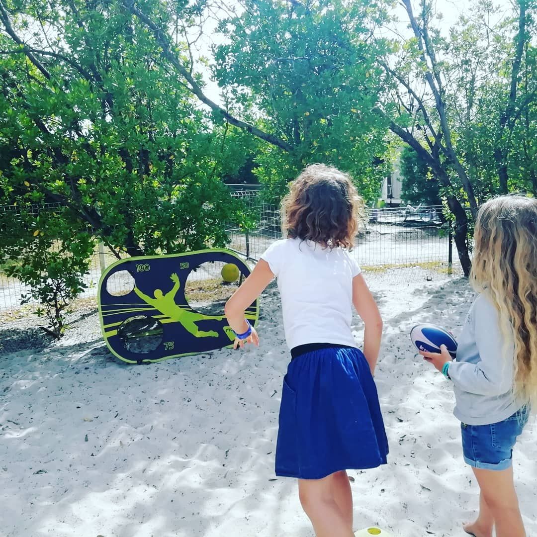 Deux jeunes filles qui lancent des ballons
