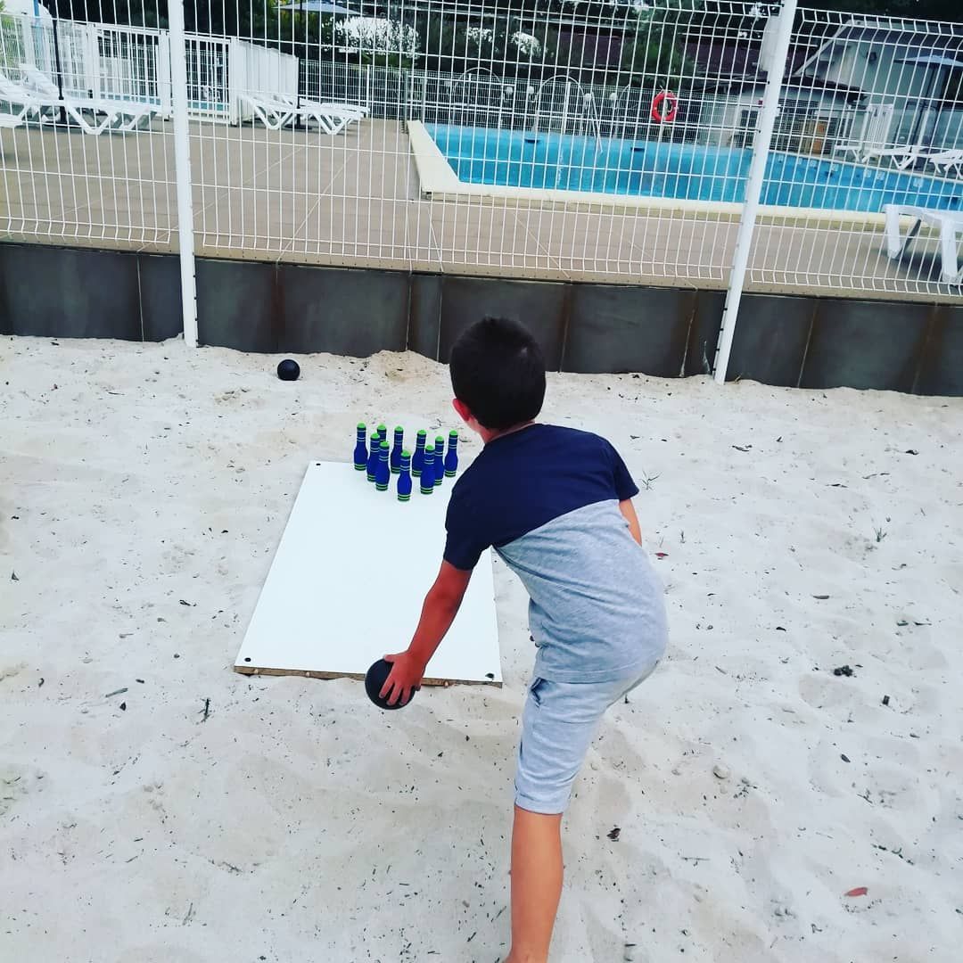 Enfant qui joue au bowling
