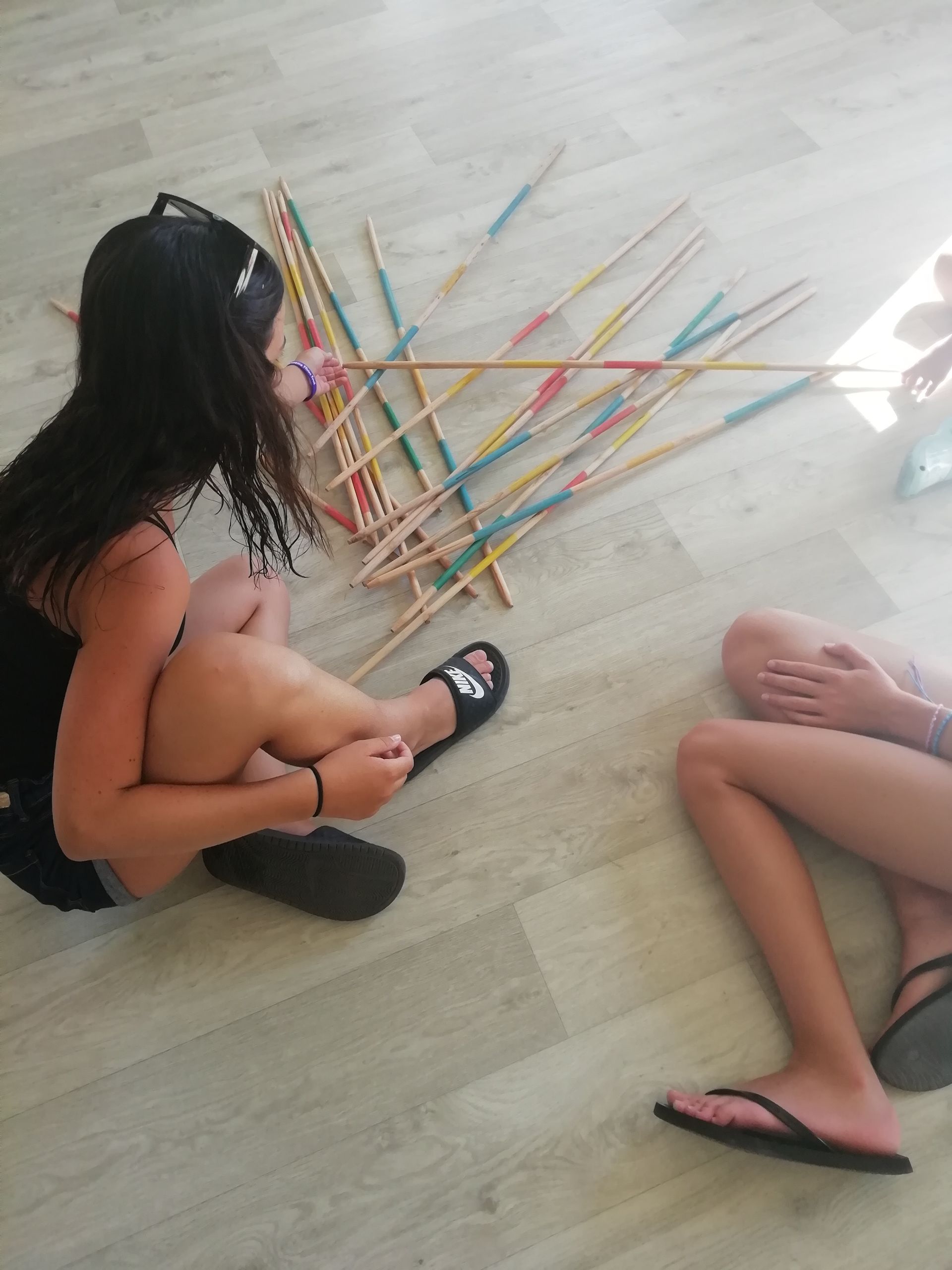 Enfants qui jouent au mikado