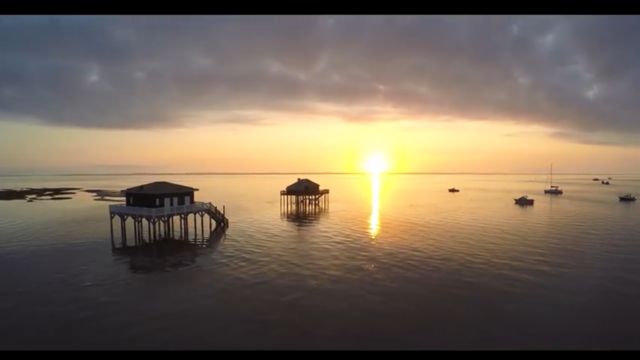 Cabane de pécheur dans l'eau