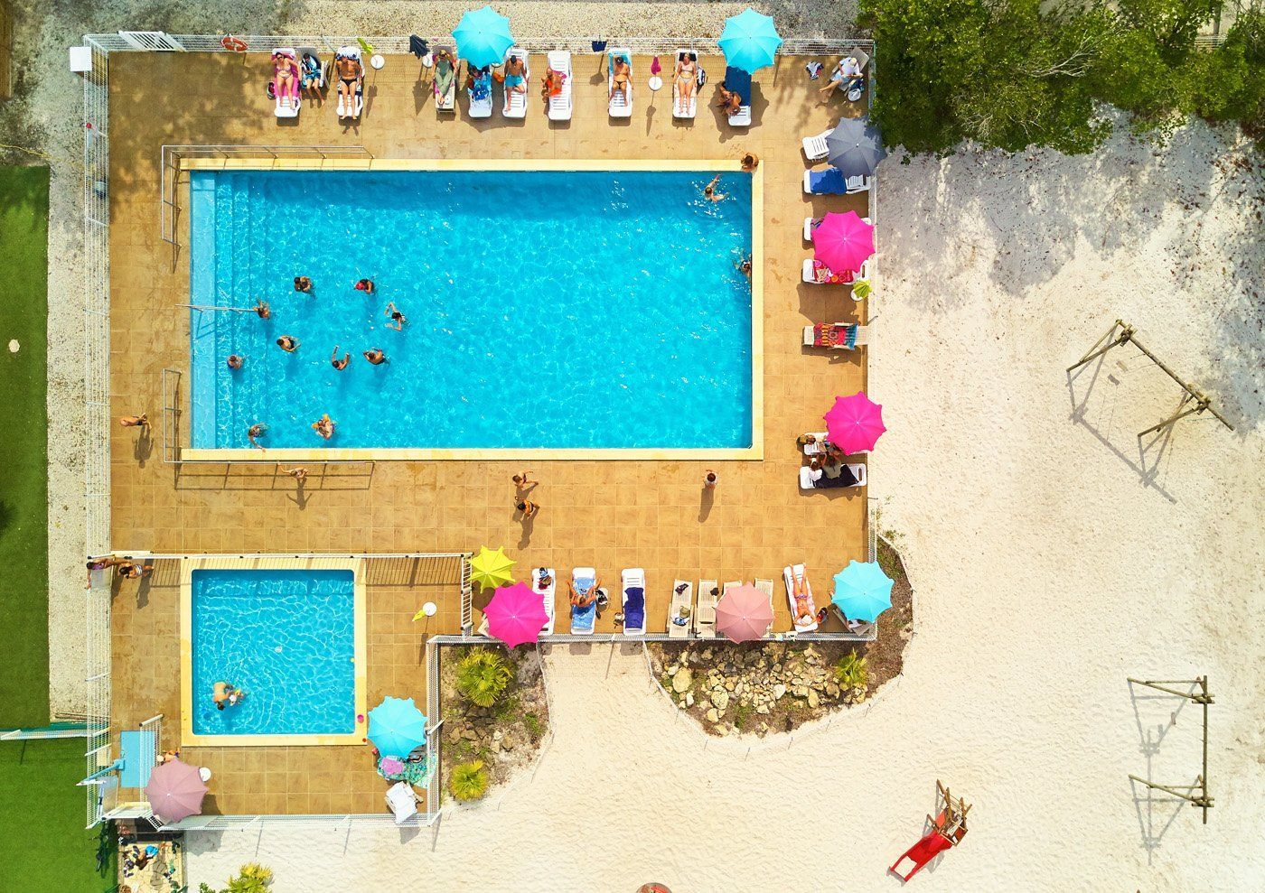 Piscine avec des jeux
