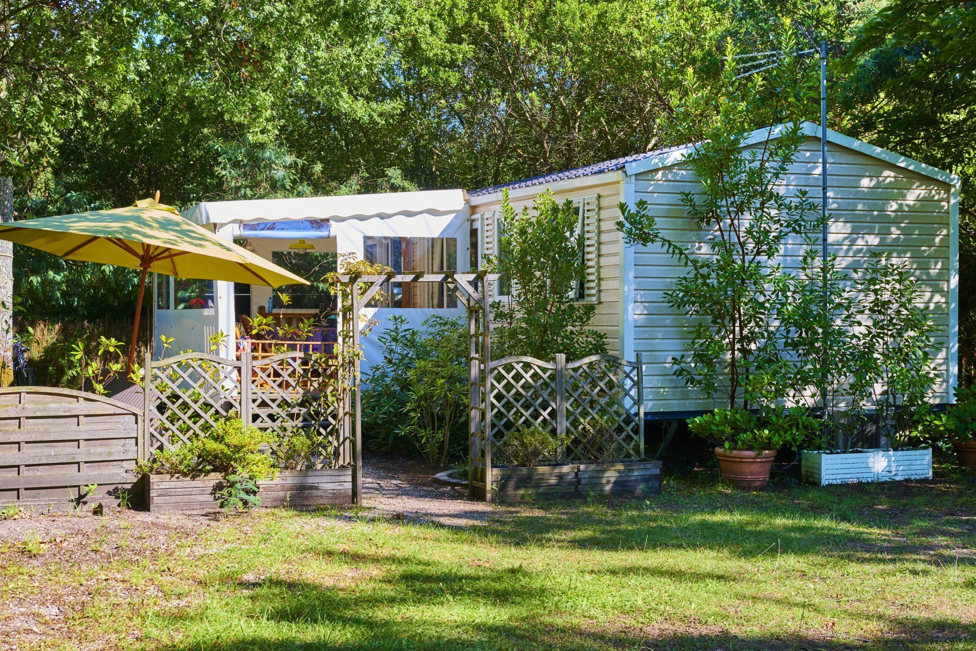 Mobile home avec des plantes