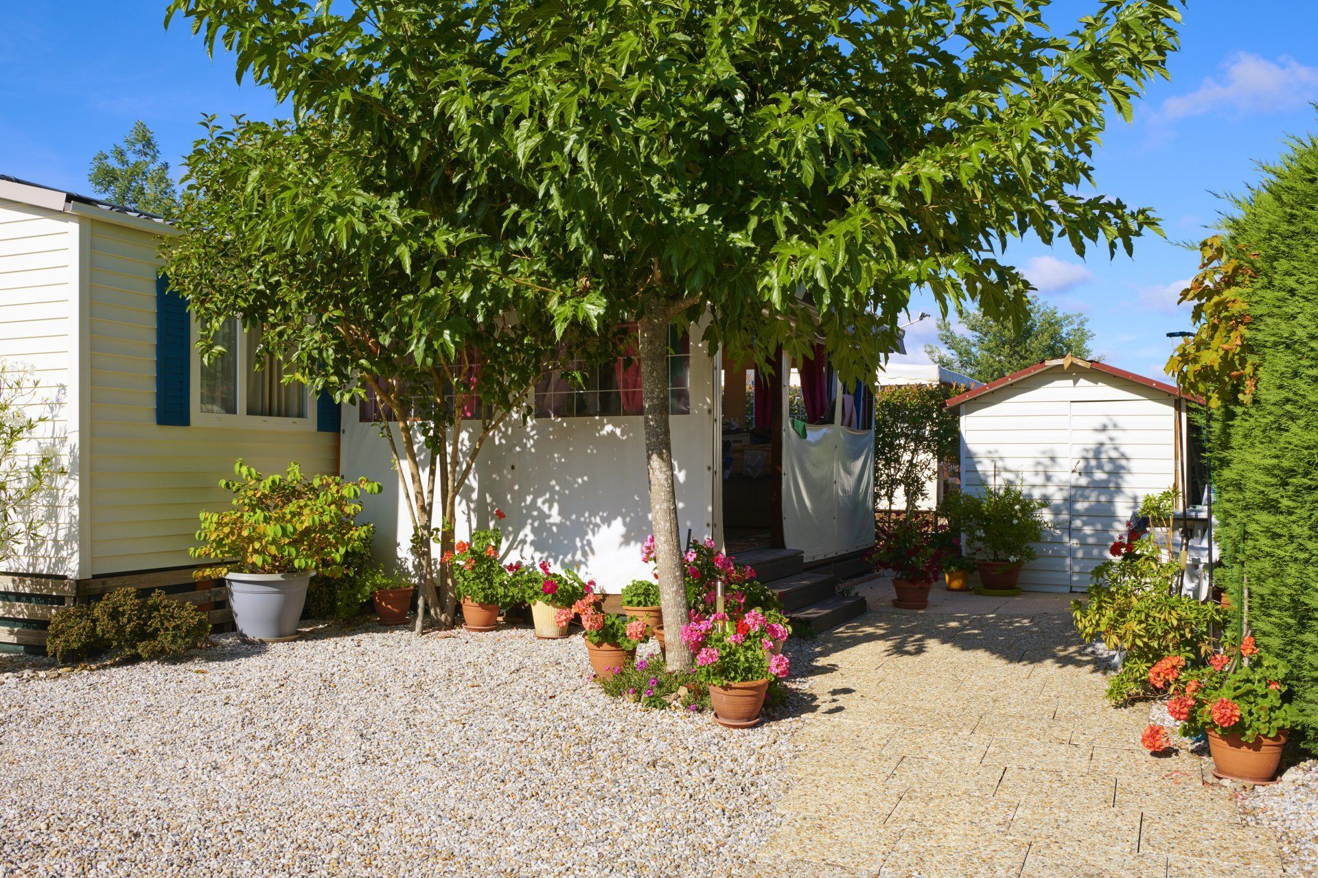 Allée fleurie devant un Mobile Home