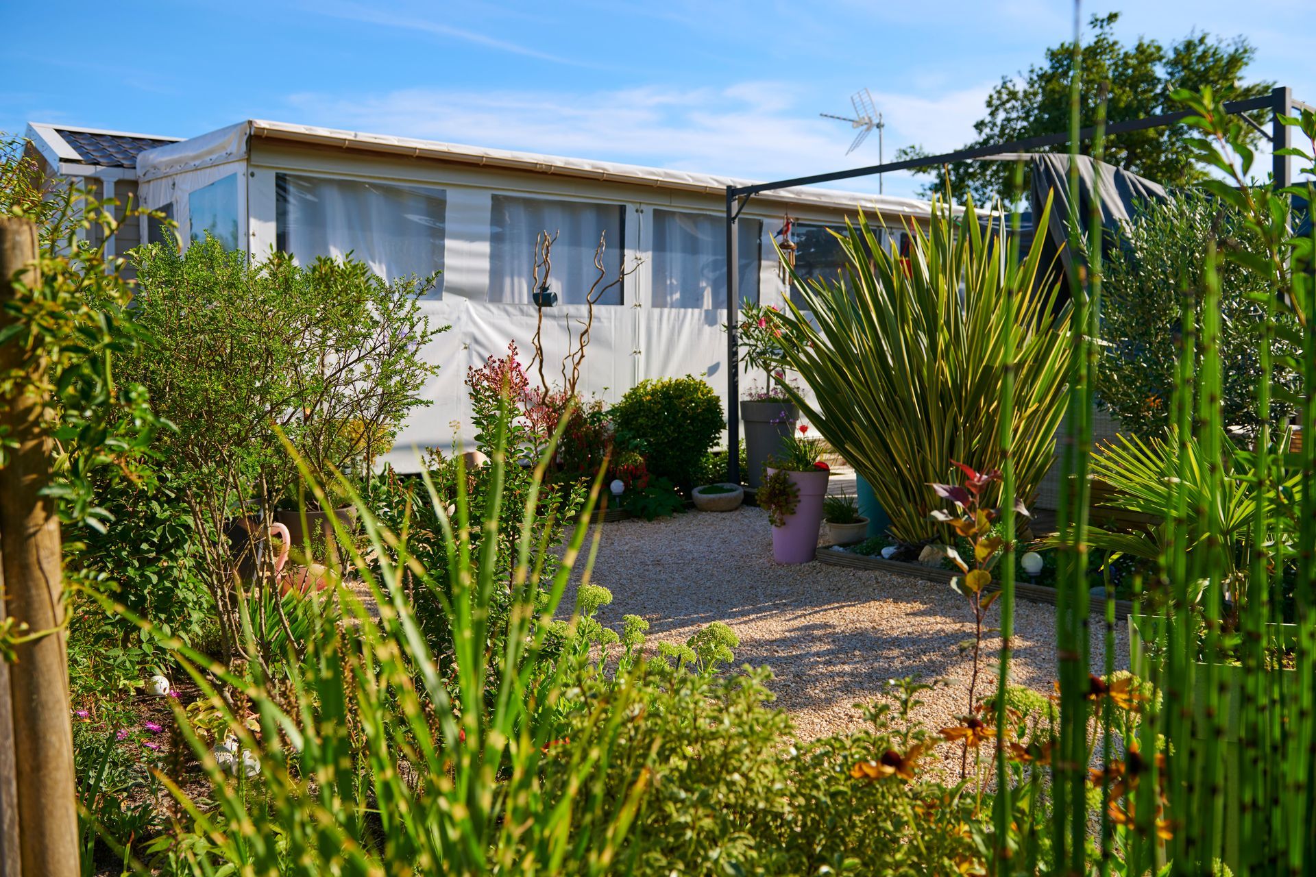 Petit  jardin derrière un mobile home