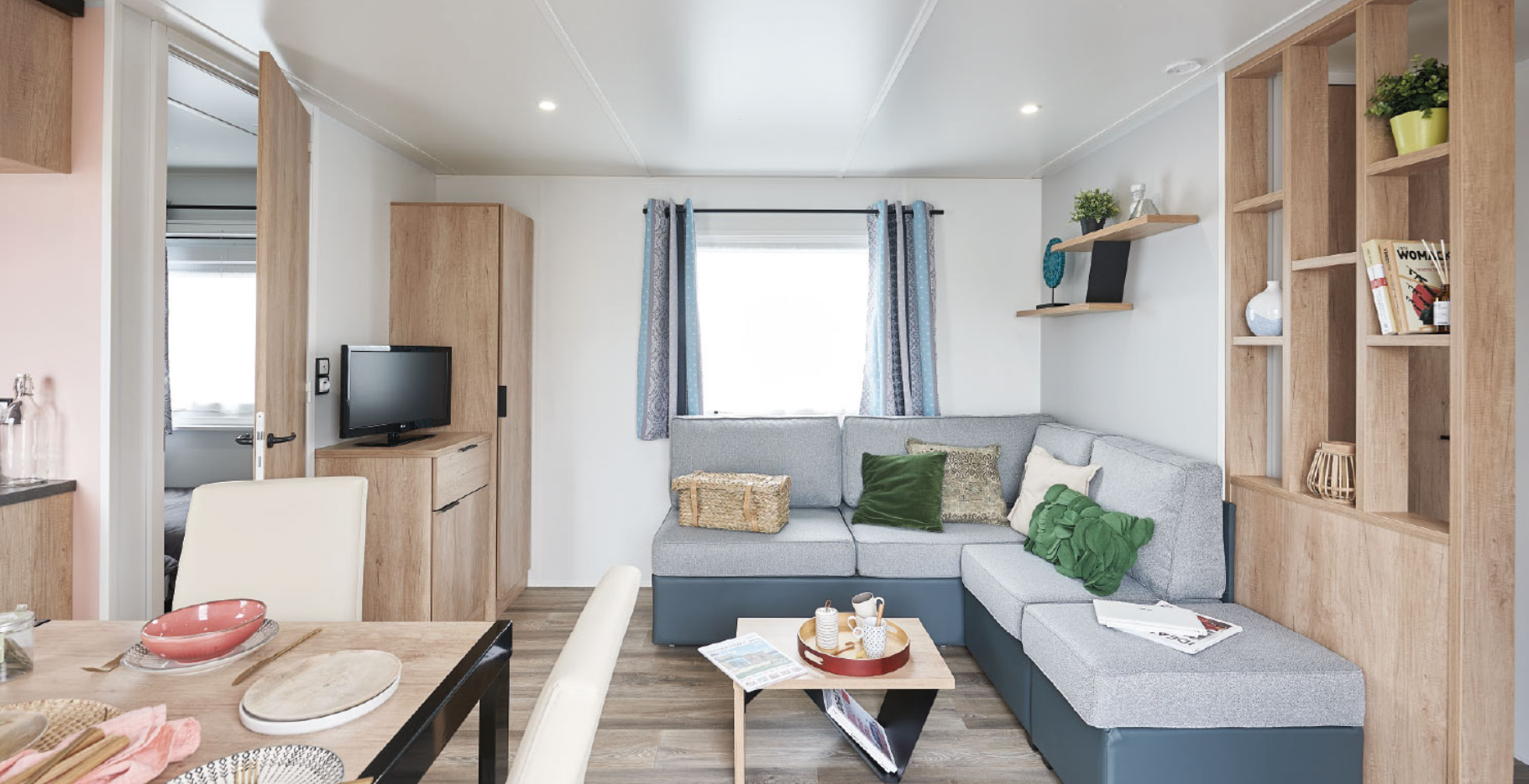 Mobil home avec canapé gris