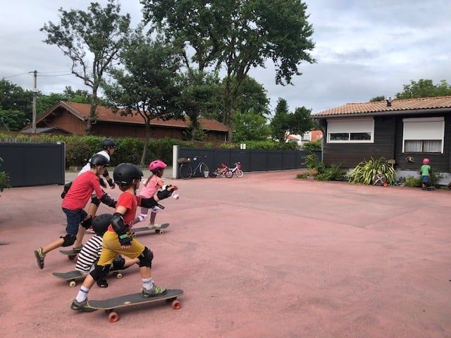 Enfants qui font du skate