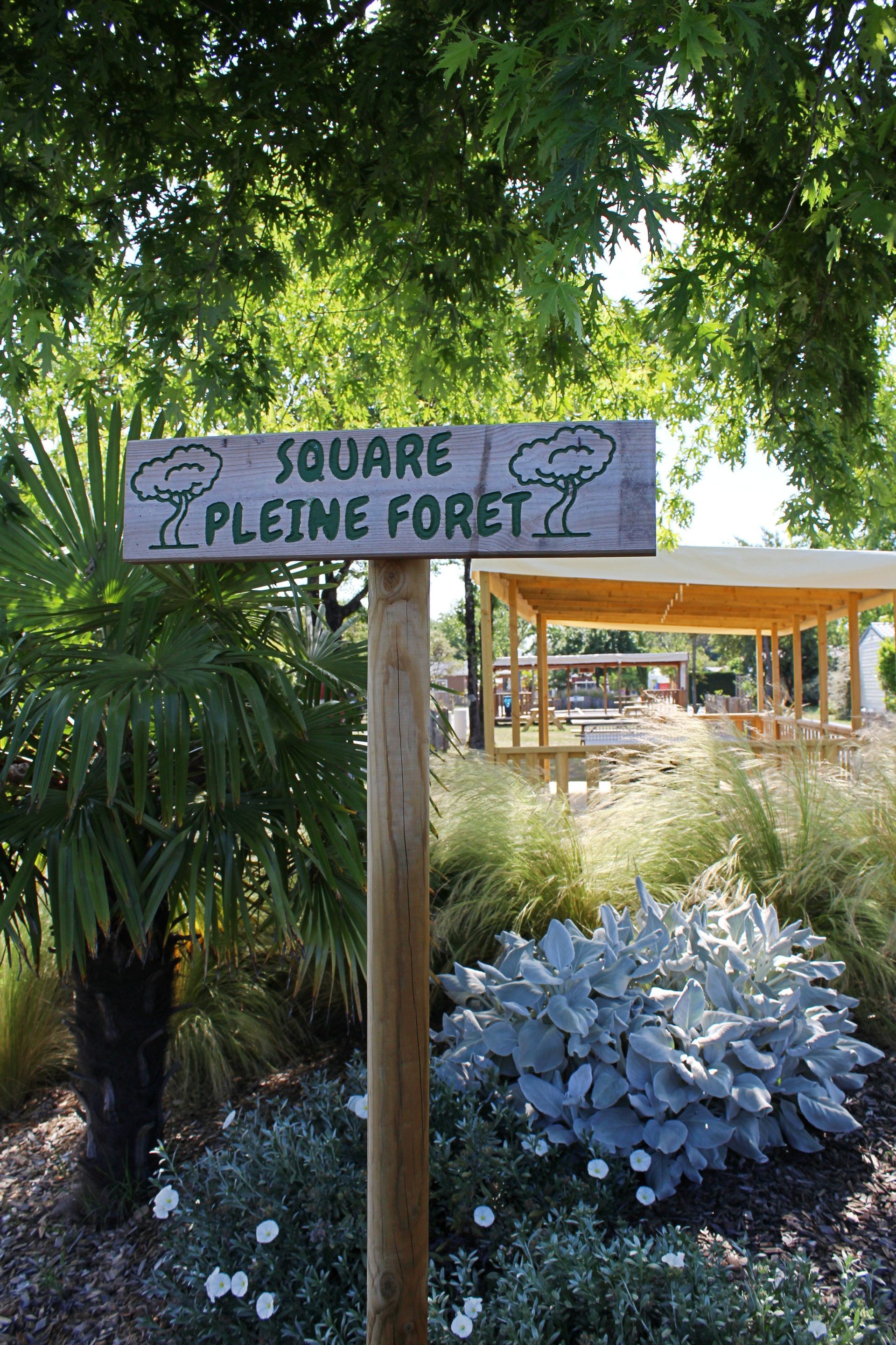 Panneau en bois indiquant un square