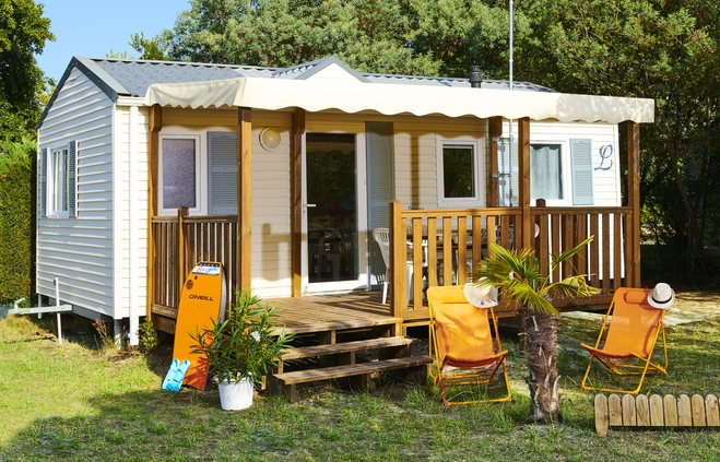 Mobile home avec une terrasse et des sièges