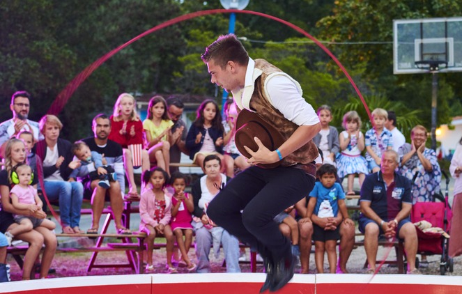 Homme qui fait son spectacle 