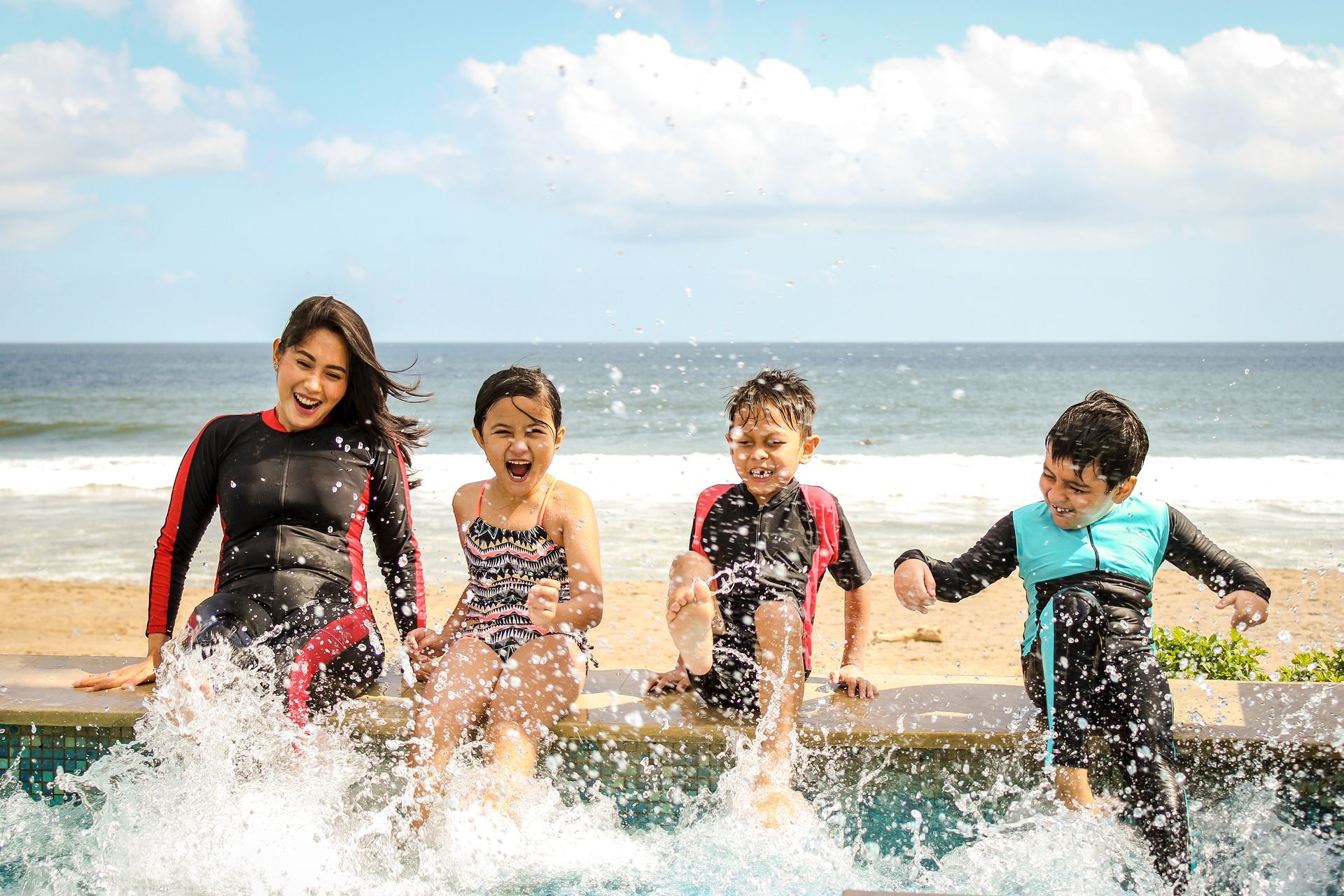 Des enfants qui s'amusent au bord de la plage