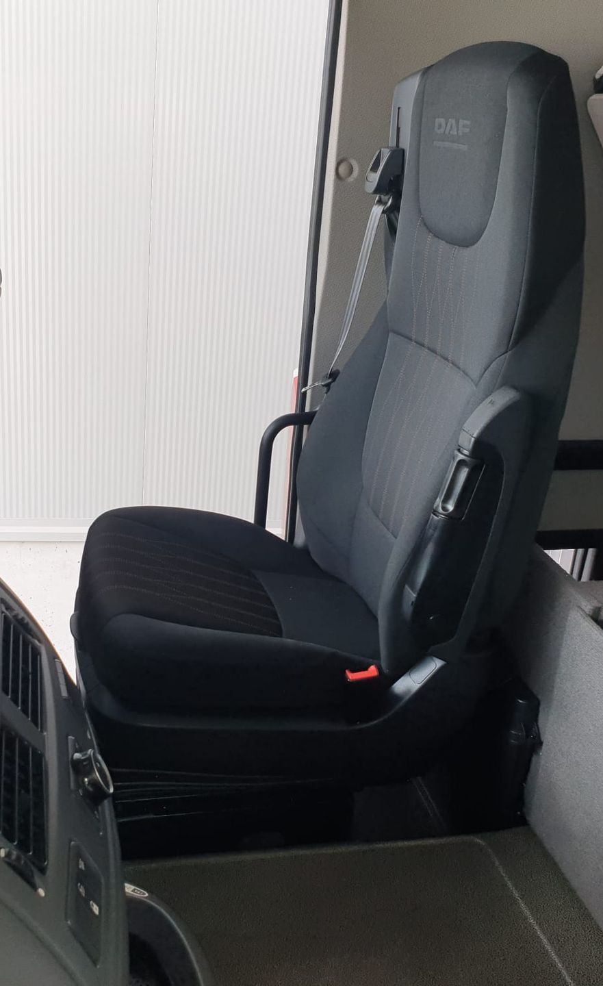Un asiento gris está sentado en la parte trasera de un camión.
