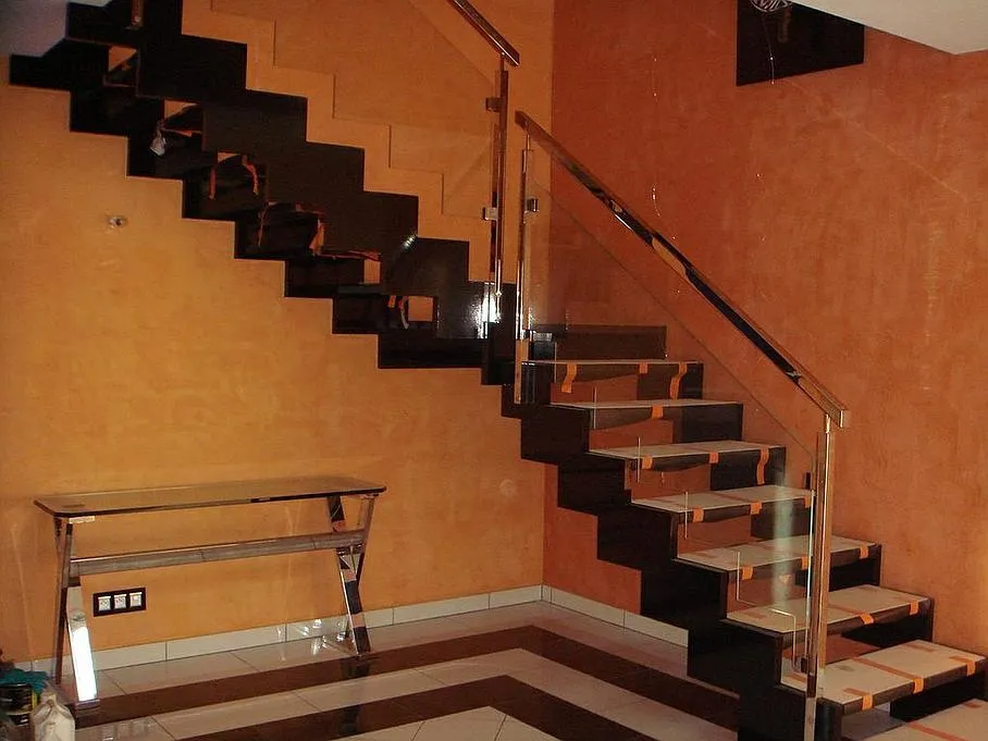 Escalier intérieur avec garde corps en verre