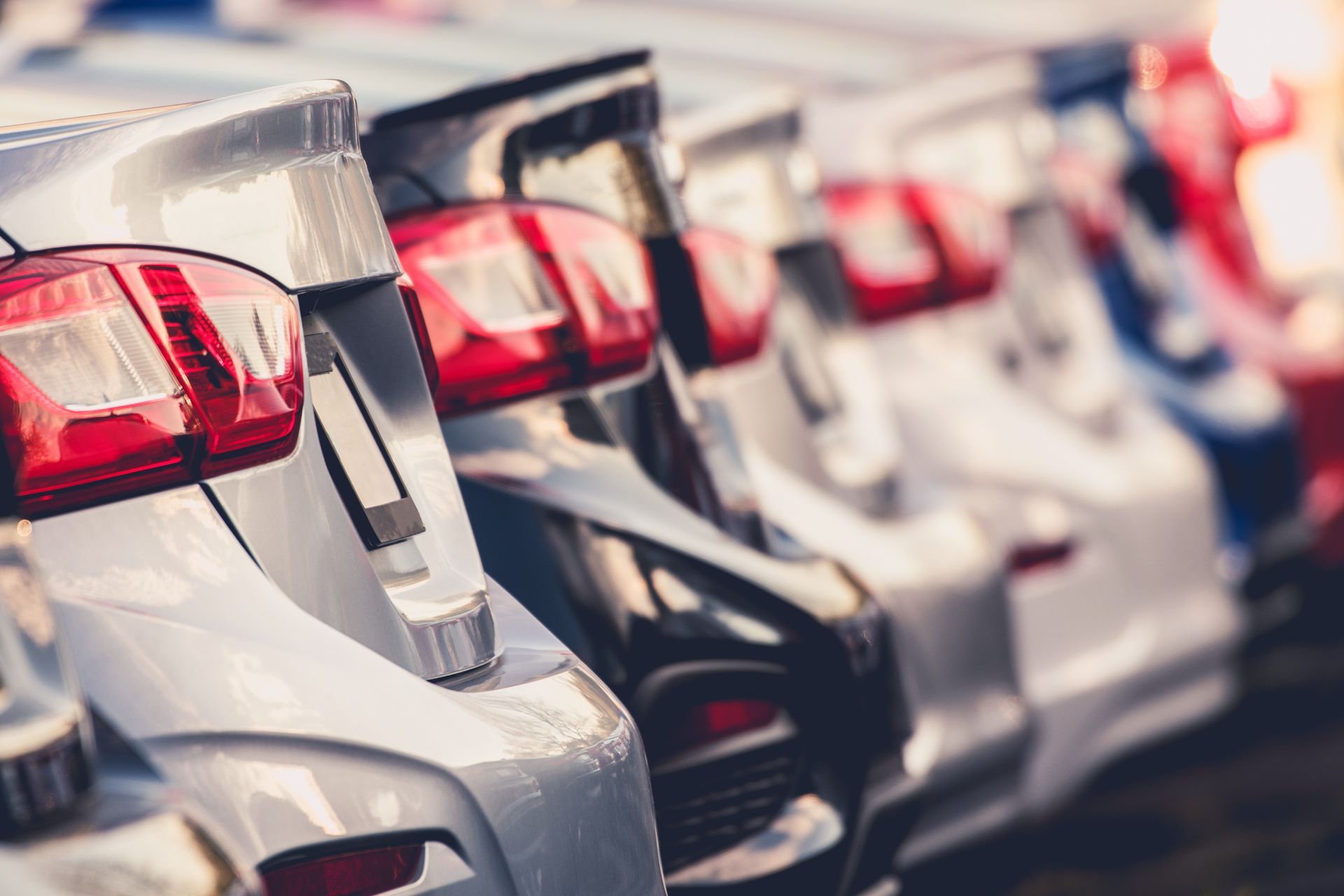 Eine Reihe nebeneinander geparkter Autos auf einem Parkplatz