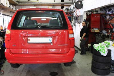 Auto in der Werkstatt von der Garage Resegatti GmbH