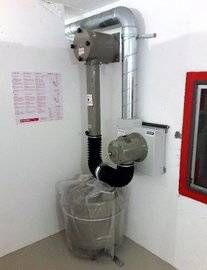 In einem Raum neben einem Fenster steht eine Maschine.