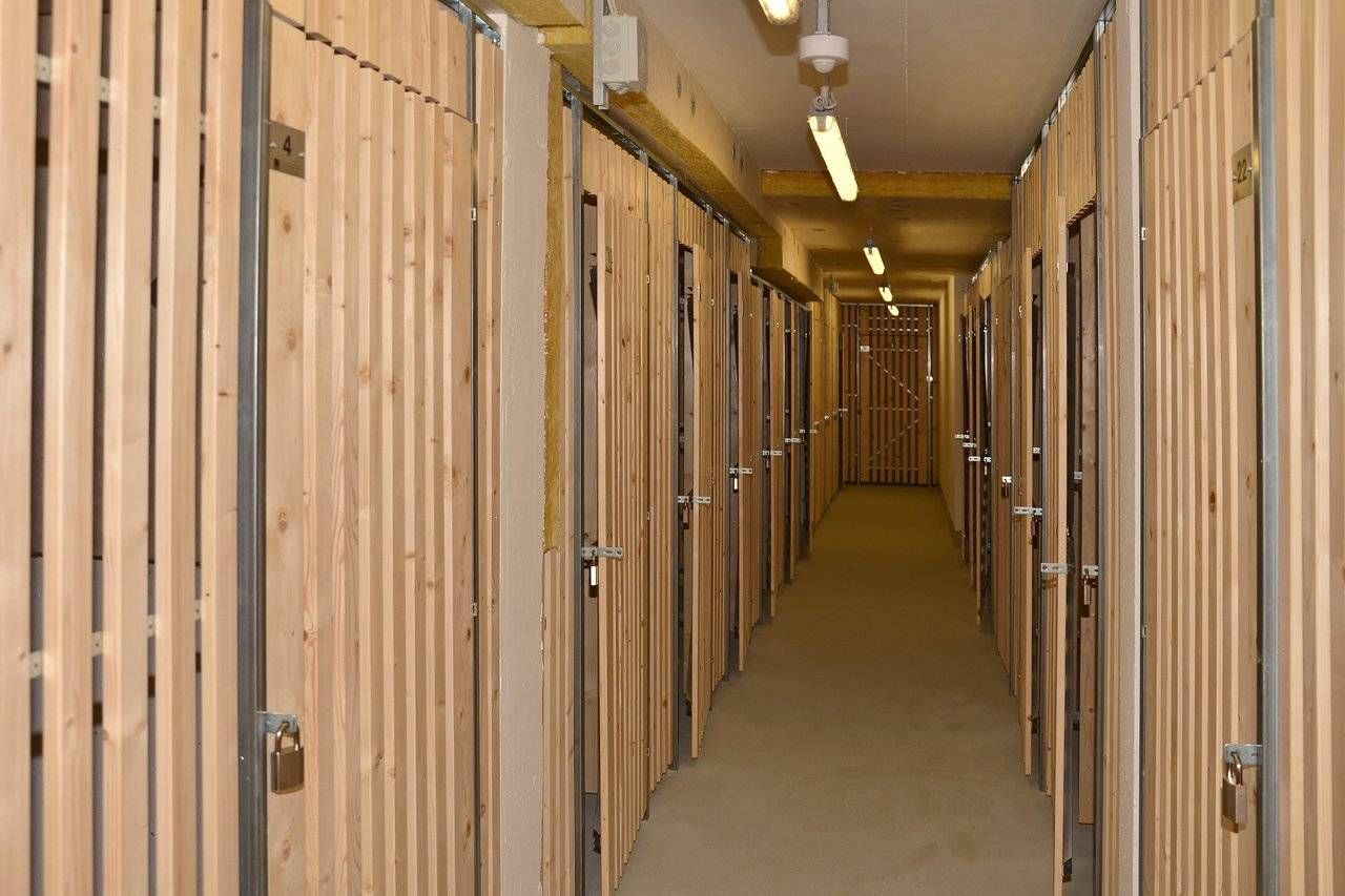 Ein langer Flur voller Holzschliessfächer in einem Gebäude.