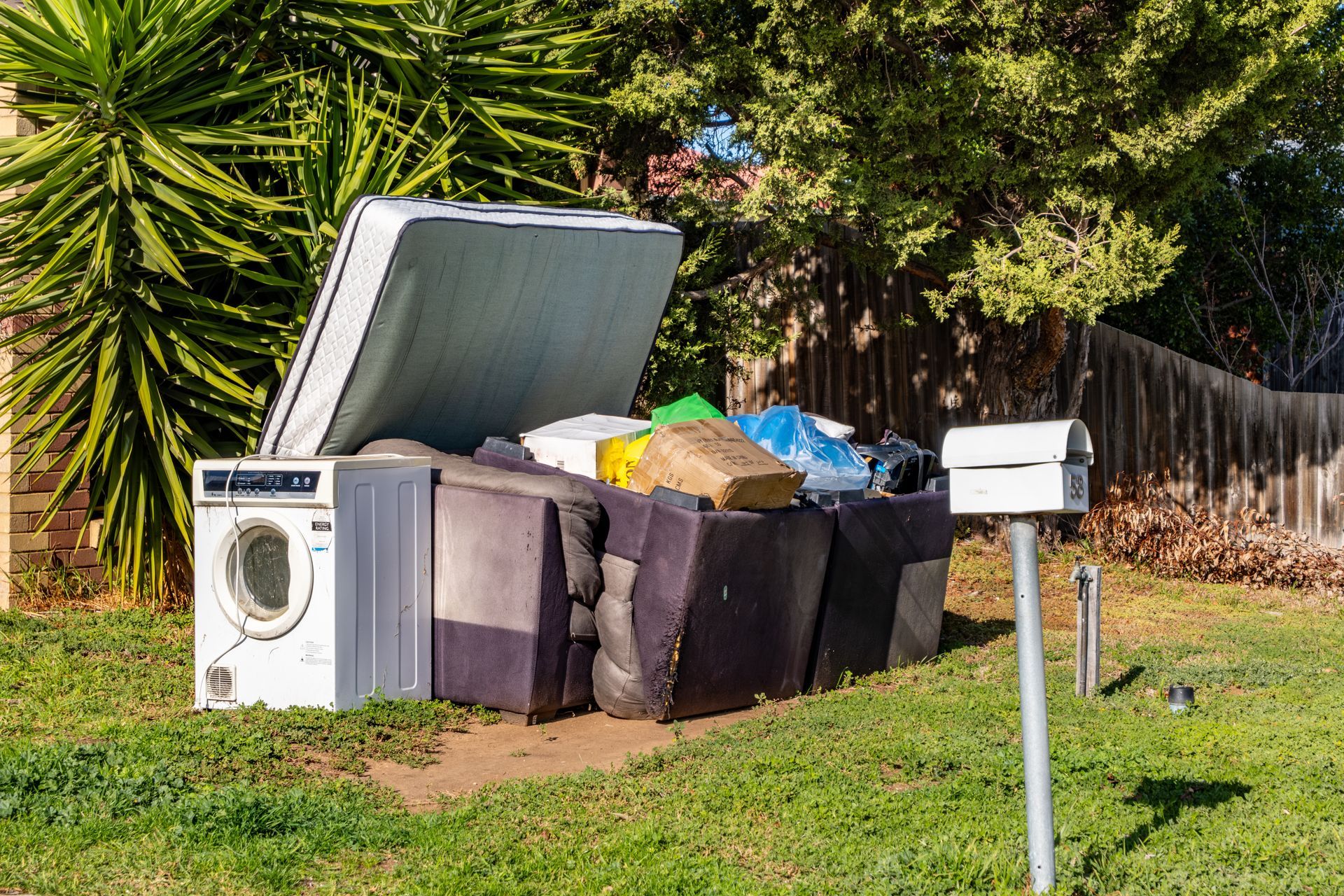 Poubelle débordante, matelas, machine à laver et autres déchets.