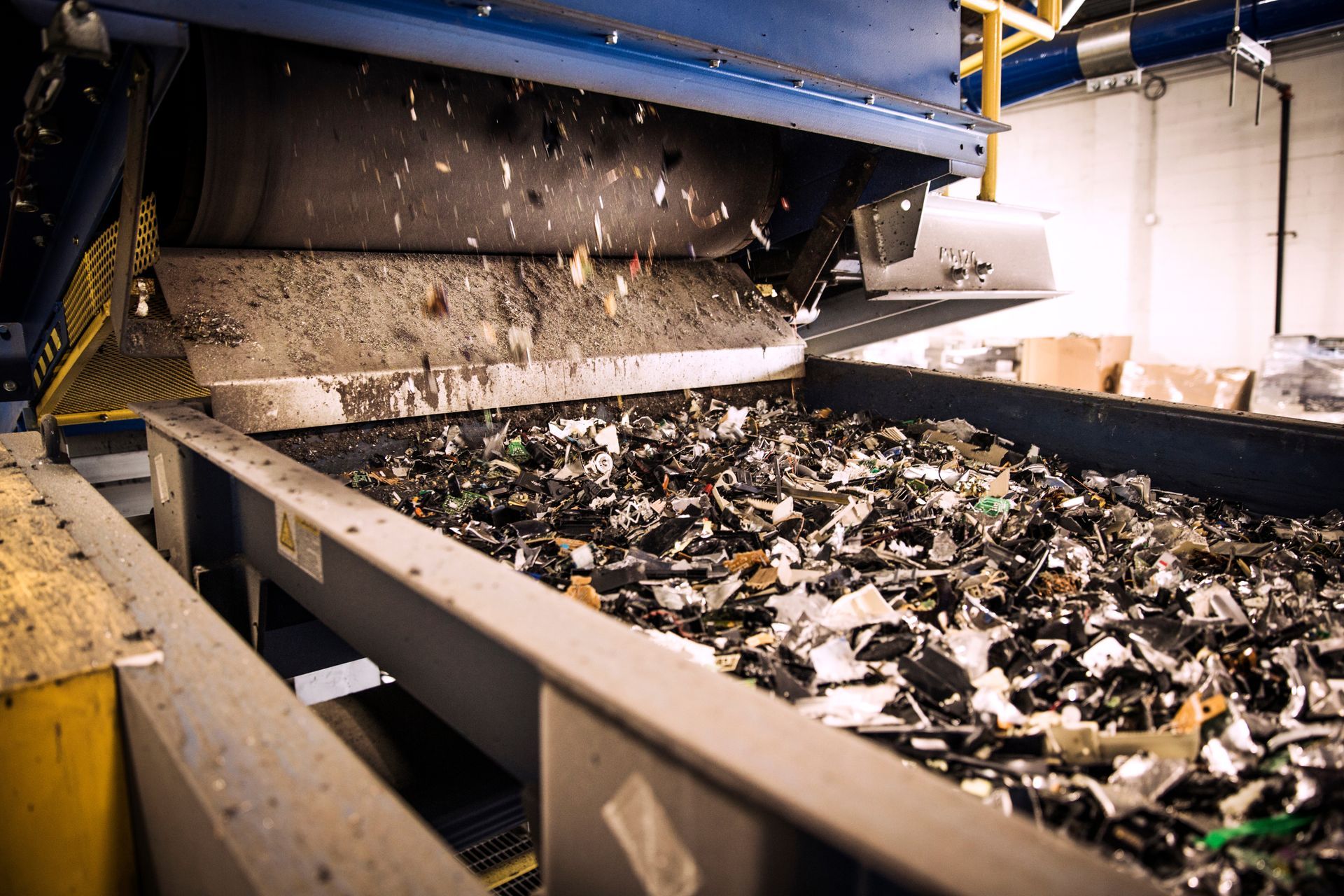 Convoyeur de recyclage triant les déchets broyés.