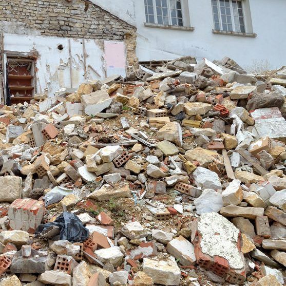 Tas de gravats et débris d'un chantier 