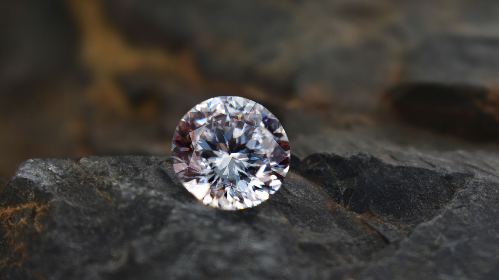 ein Diamant liegt auf einem Felsen