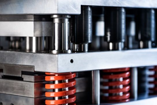 Eine Nahaufnahme einer Maschine mit roten Federn