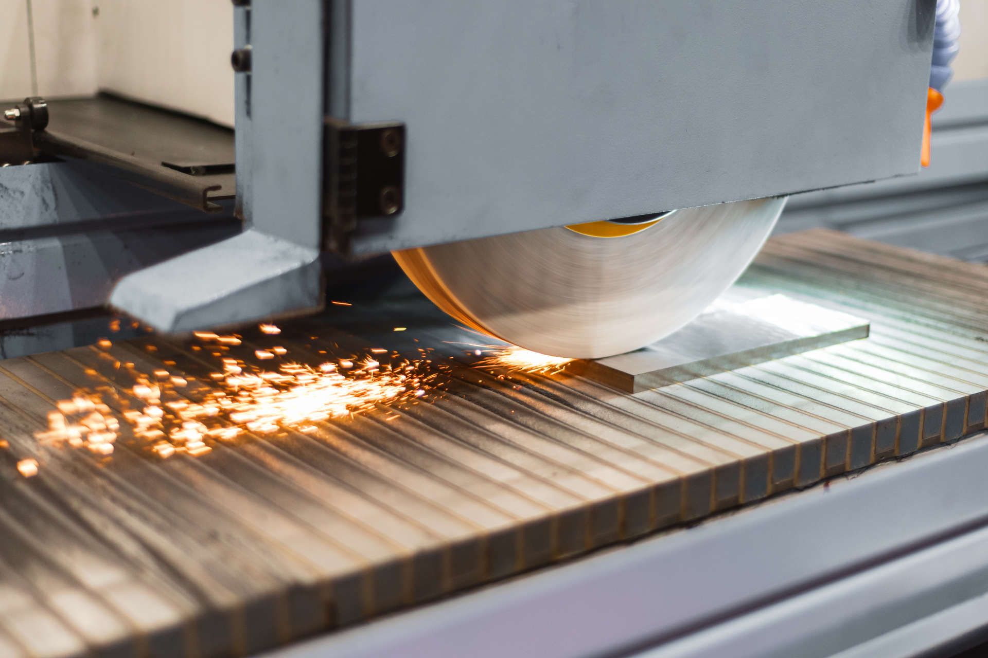 Schleifen von Metallteilen