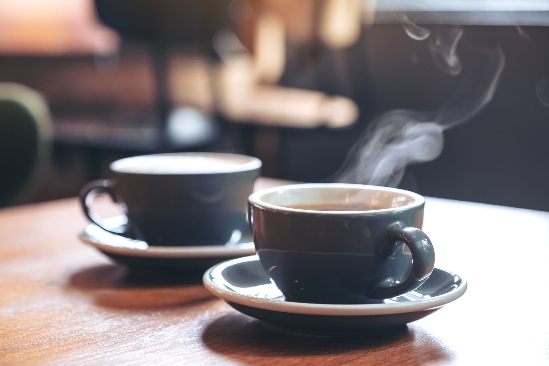 Deux tasses de café sur une table en bois