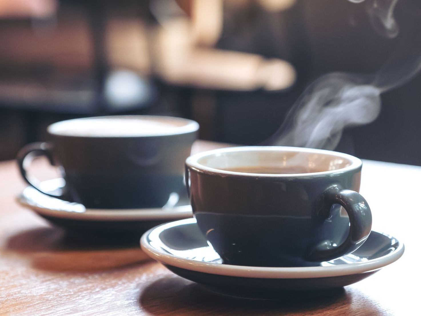 Deux tasses de café fumantes