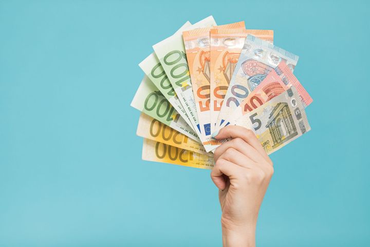 Une main pleine de billets