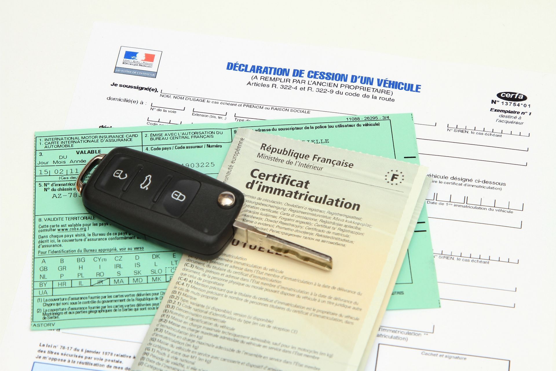 Une clef de voiture sur des papiers administratifs
