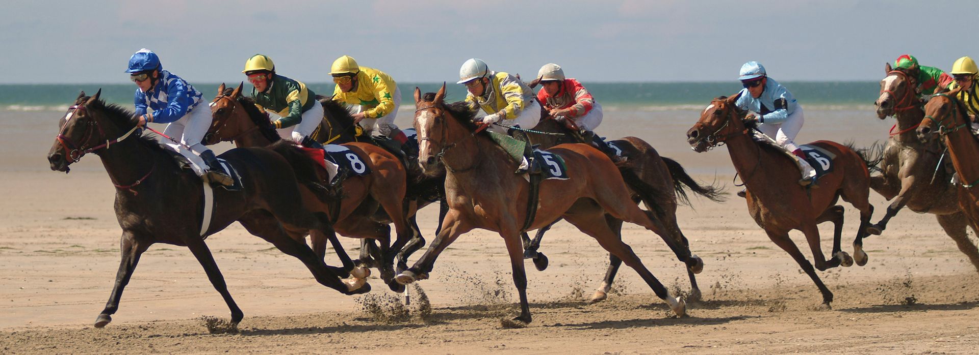 Une course de chevaux sur la plage
