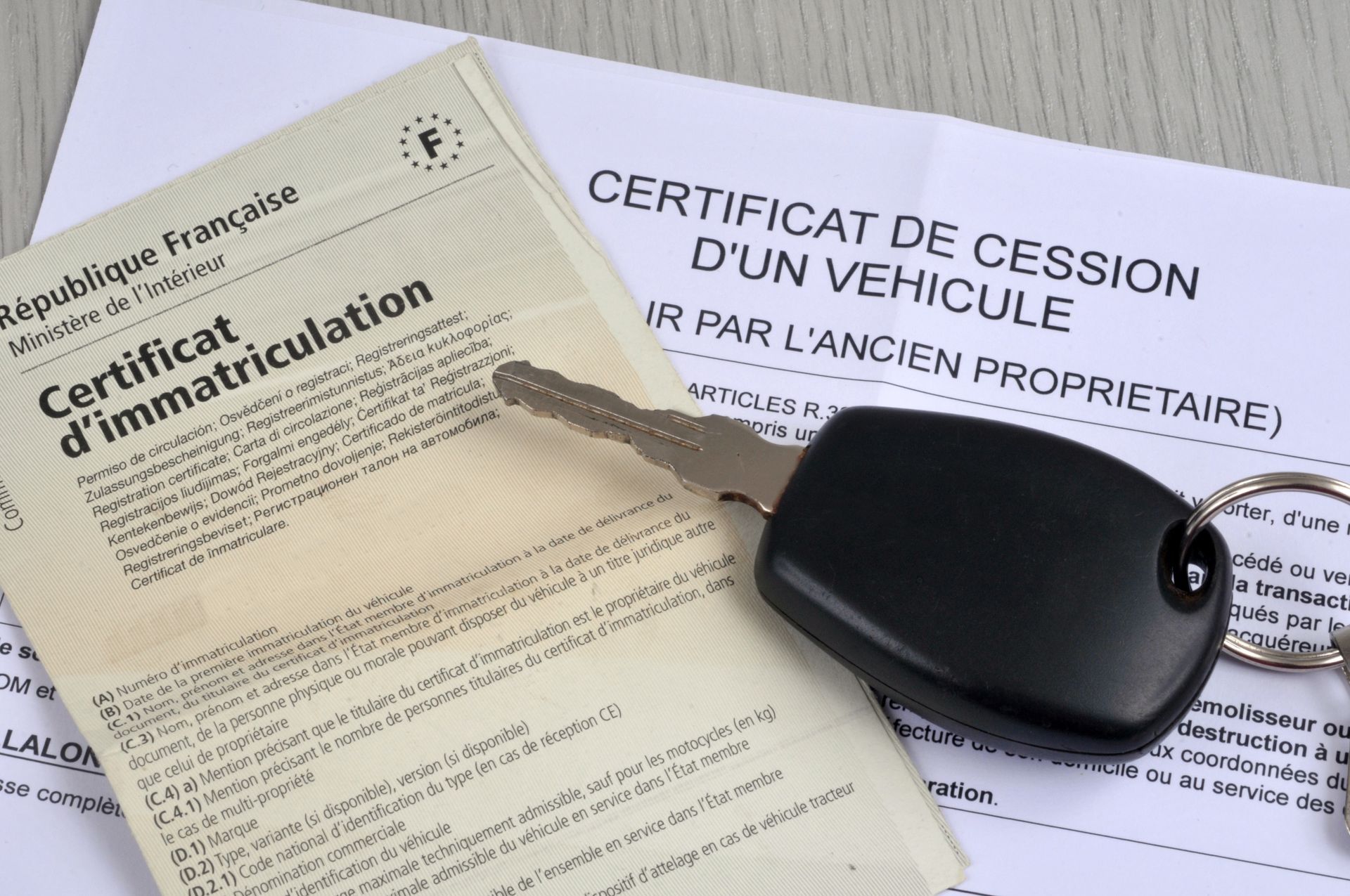 Une clef de voiture sur des papiers