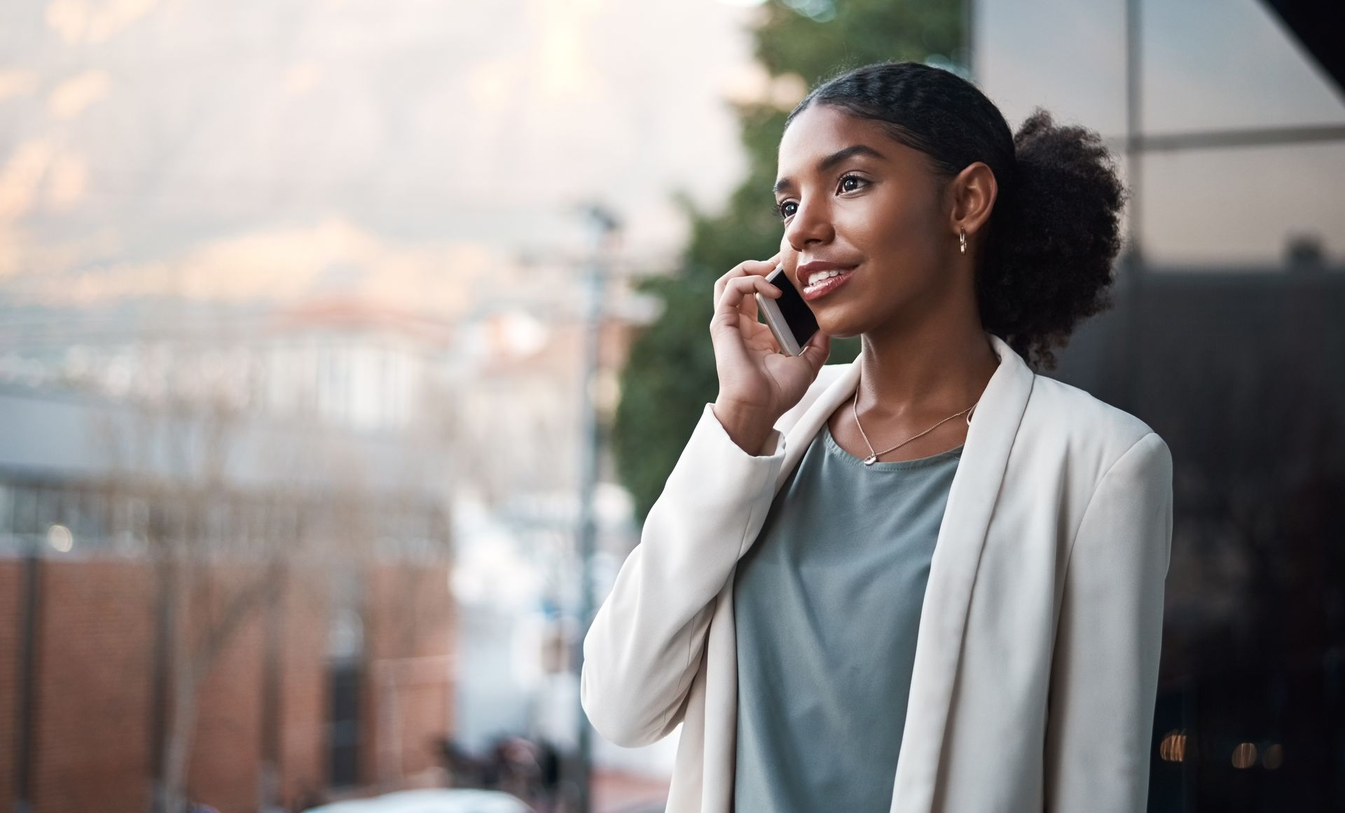 Une femme au téléphone