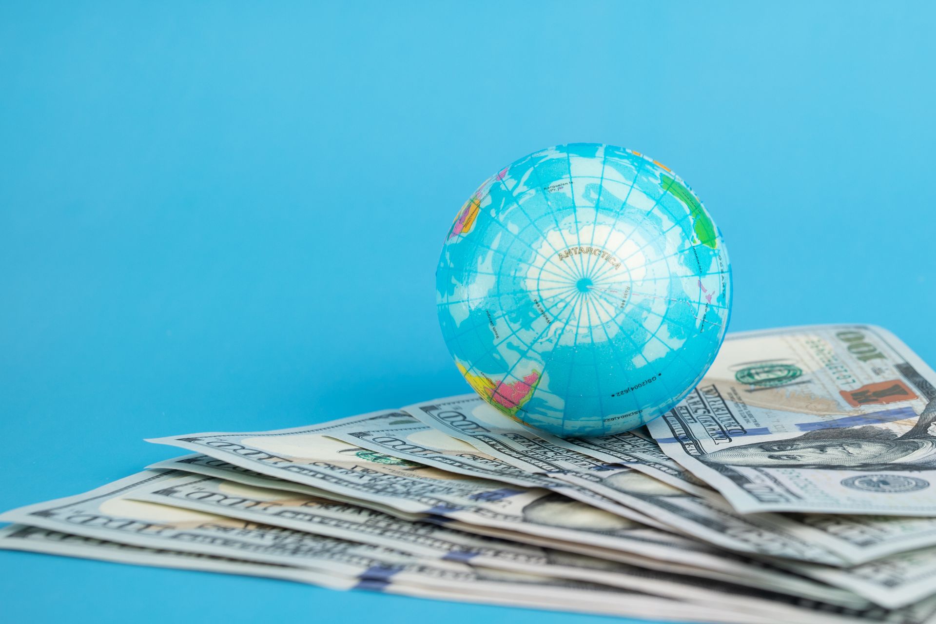 Un globe terrestre sur des billets
