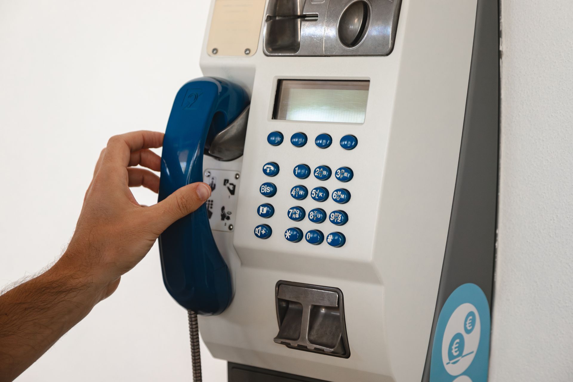 Une cabine téléphonique