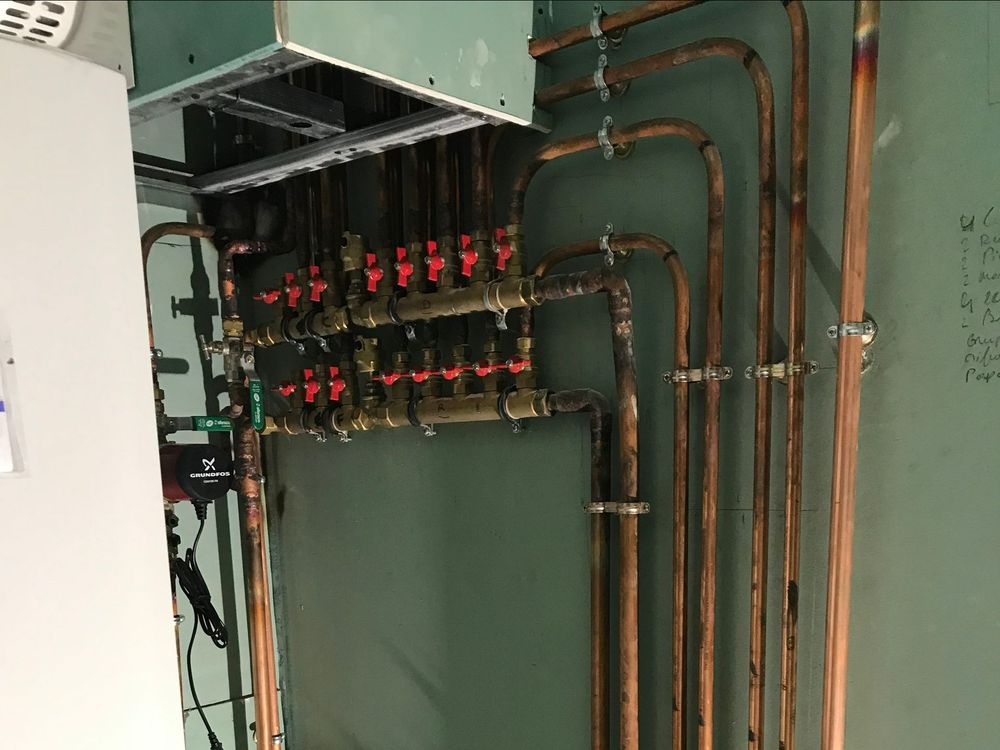 Des tuyaux en cuivre avec des valves