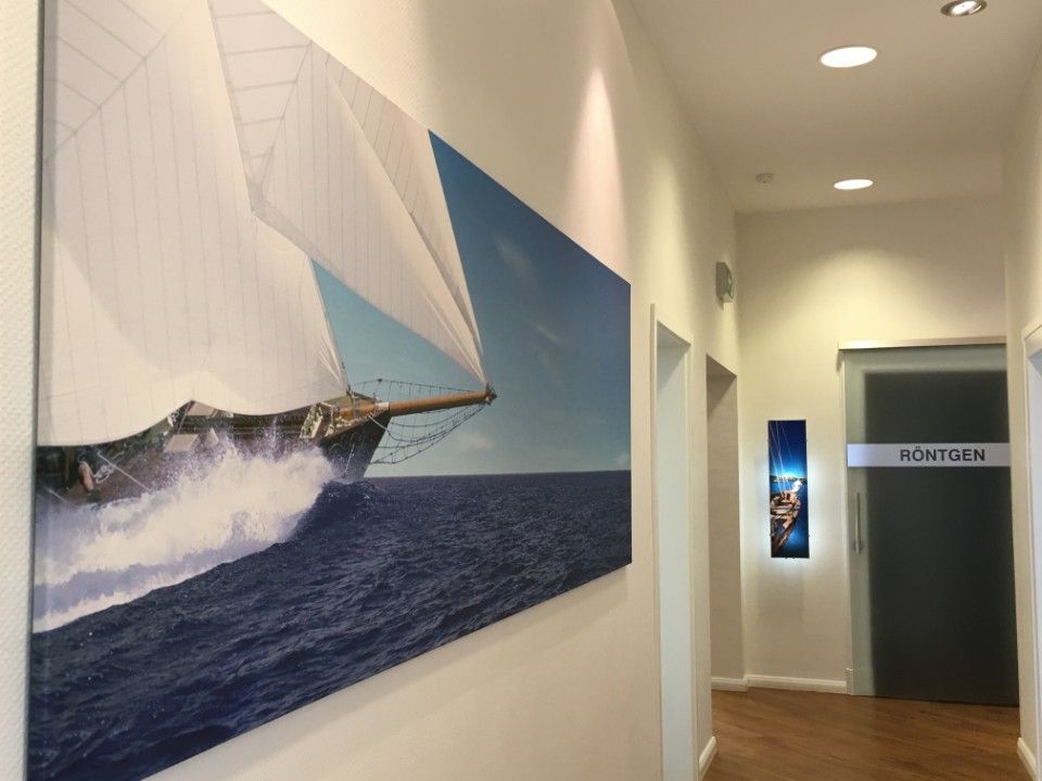 großes Bild im Flur bei Dr. Nicola Wortmann