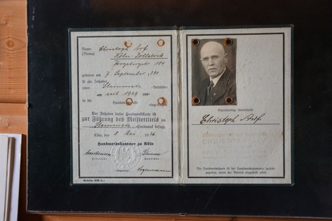 Ein alter Reisepass mit einem Bild eines Mannes darauf