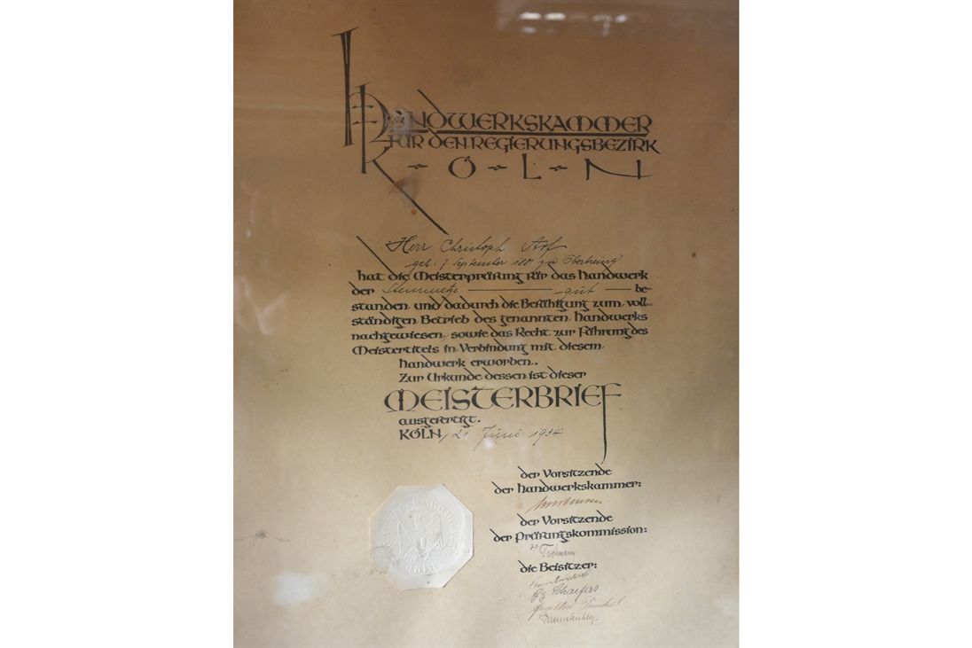 Ein Stück Papier mit viel Schrift darauf