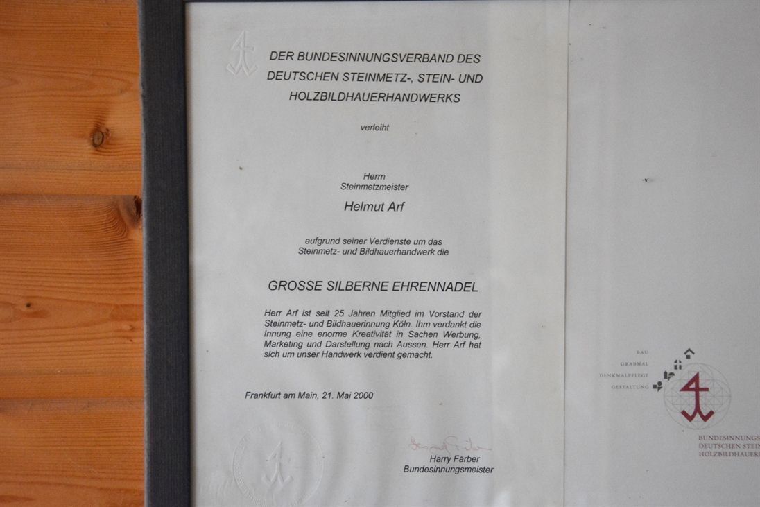 Ein gerahmtes Stück Papier mit deutscher Schrift darauf