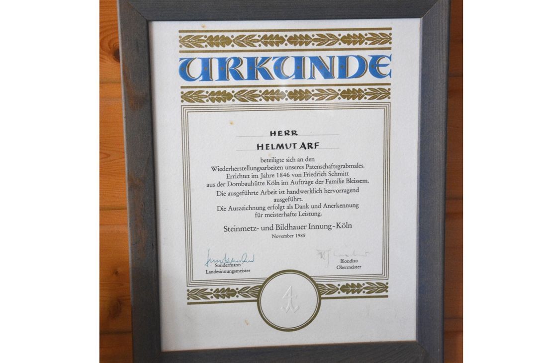 Ein gerahmtes Zertifikat mit der Aufschrift „Urkunde“