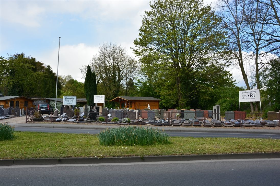 Am Straßenrand liegt viel Gras.