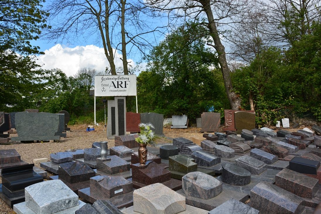 Ein Friedhof mit vielen Gräbern und einem Schild mit der Aufschrift „Kunst“.
