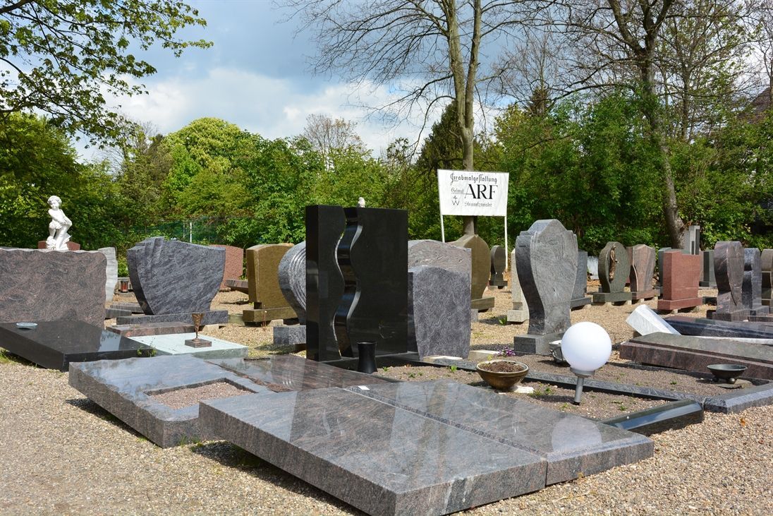 Ein Friedhof mit vielen Gräbern und einem Schild mit der Aufschrift