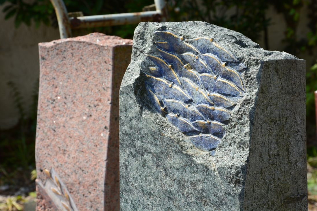 Eine Fischstatue ist in einen Felsen gehauen.