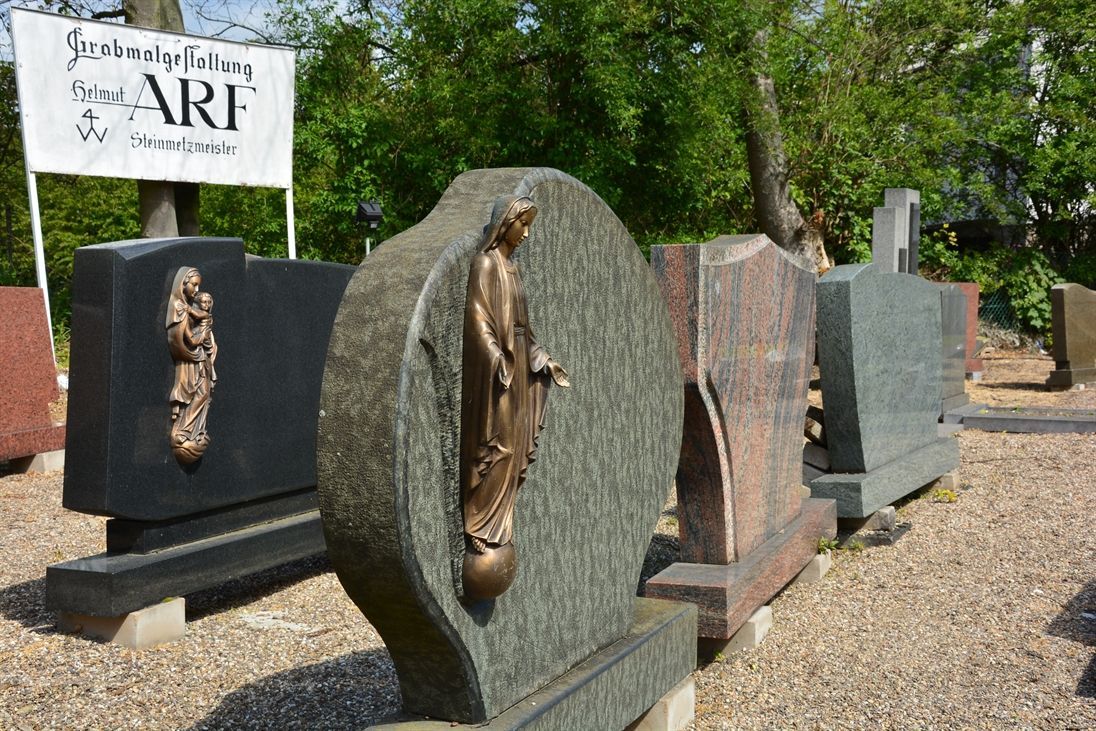 Ein Friedhof mit vielen Gräbern und einem Schild mit der Aufschrift „Kunst“ darauf.