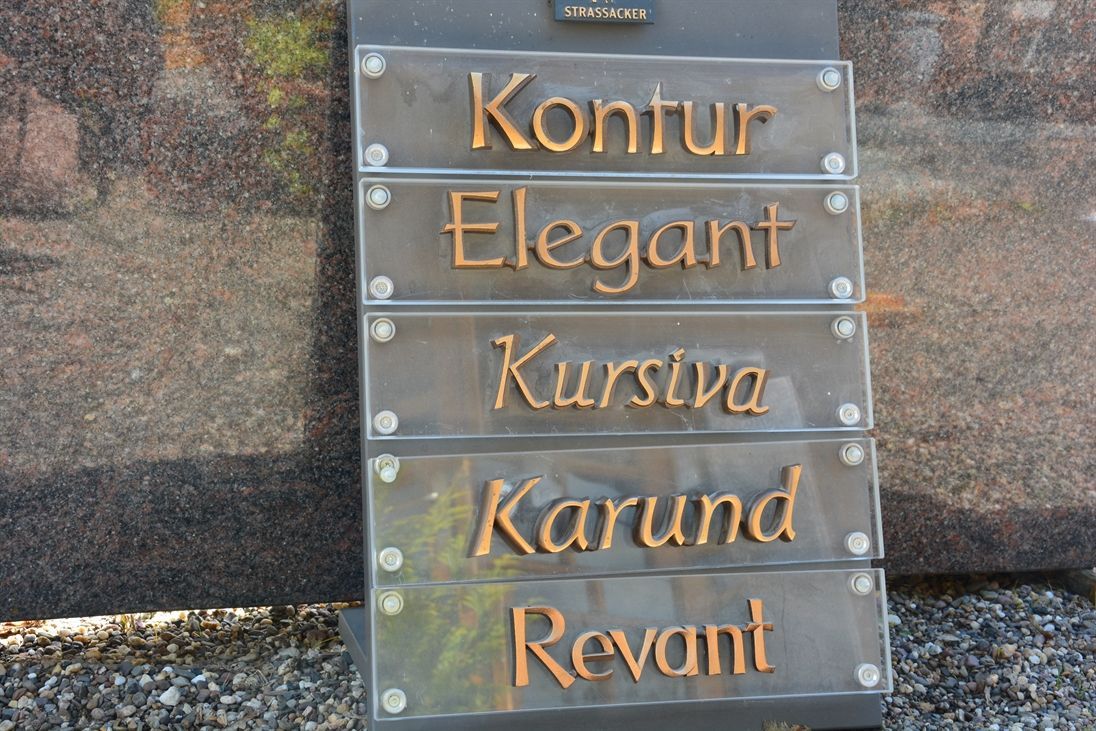 Ein Schild mit der Aufschrift kontur elegant kursiva karund revant
