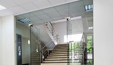 Una puerta de vidrio que conduce a una escalera en un edificio.